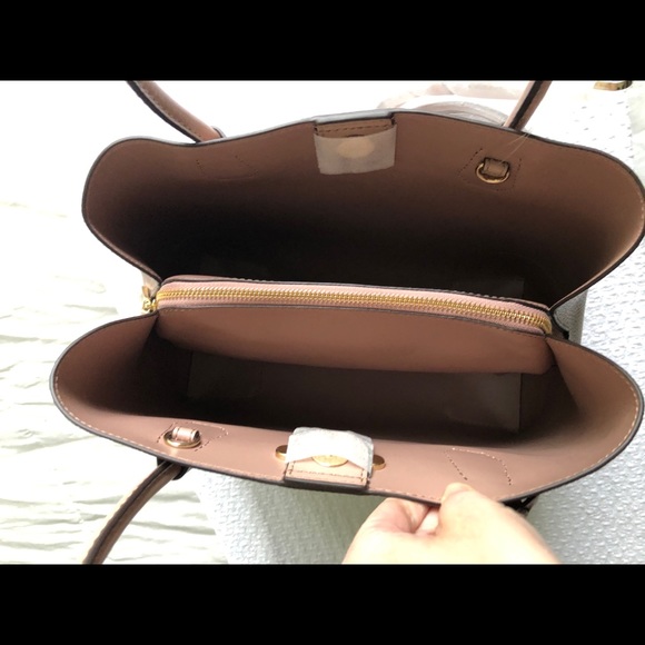 SOLD! NWT! Cute Michael Kors Handbag - Picture 4 of 16